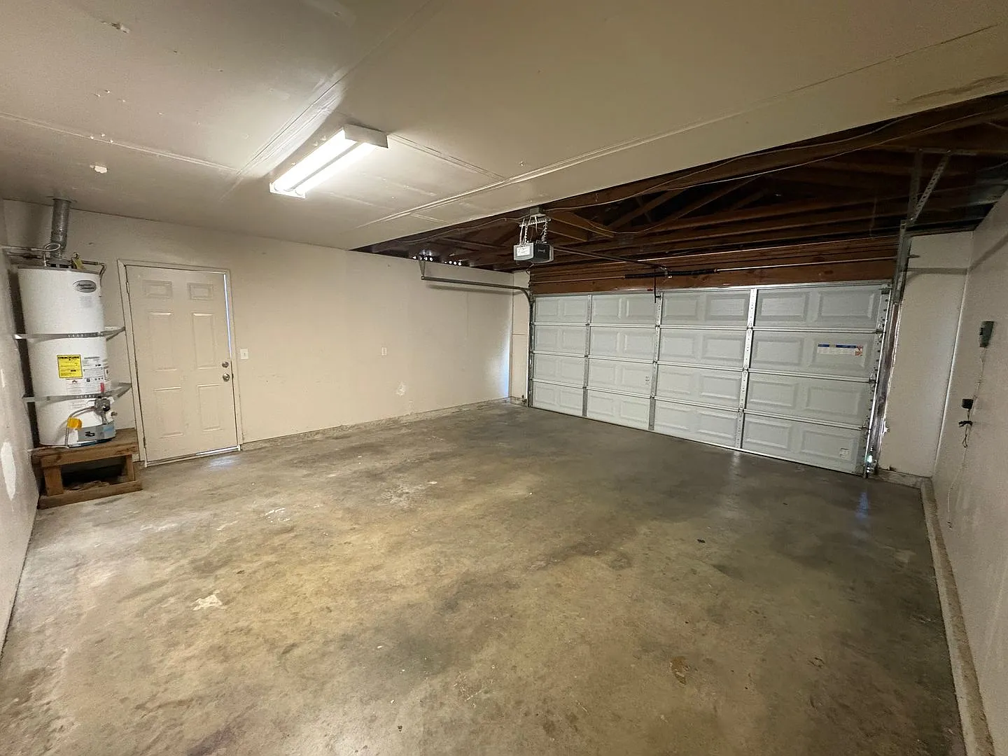 Cozy Home On Spacious Lot In Tulare Available Now! — Photo 3