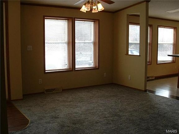 Dining room -- also with brand new carpet & fresh paint.