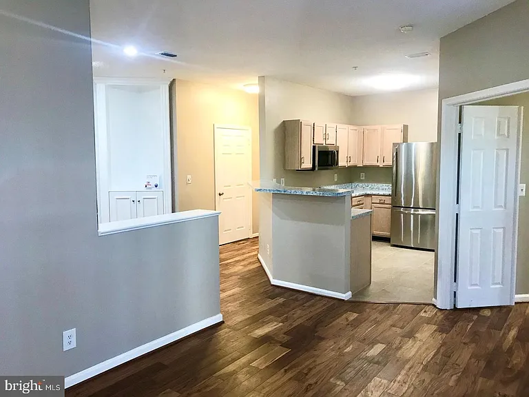 1720 Lake Shore Crest Dr #13 — Photo 4