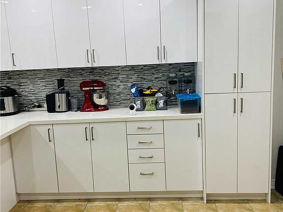 5th image of 10 Shiraz Dr