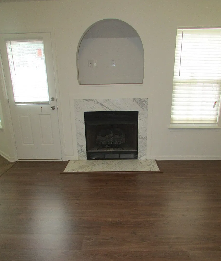 Available Now ! 3BR 2BA Home With Vaulted Ceilings — Photo 3
