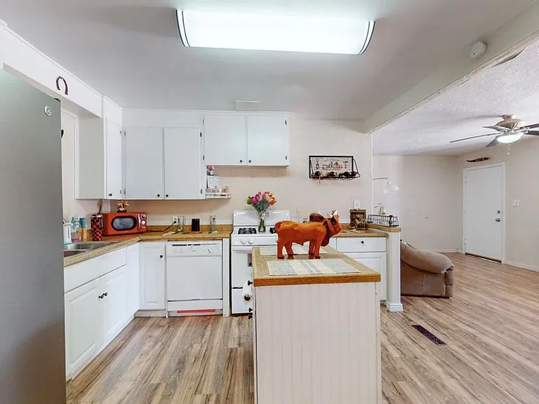 5700 Euclid Ave NE — Photo 5