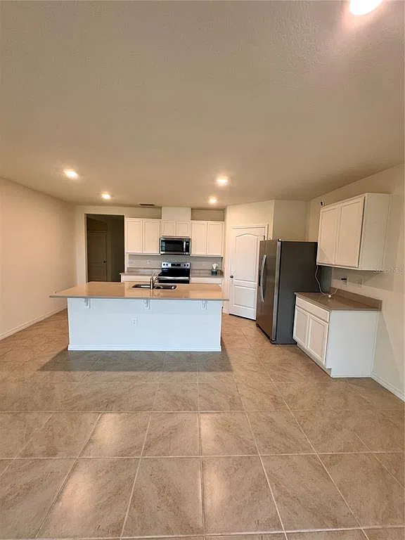 4 bed, 2.0 bath, 1828 sqft, $2,400 — Photo 4