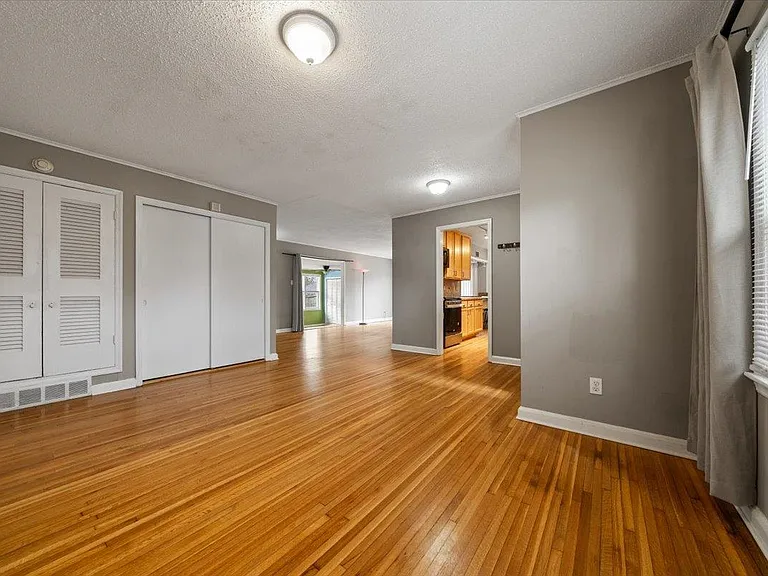 1073 Ivy Rd — Photo 2