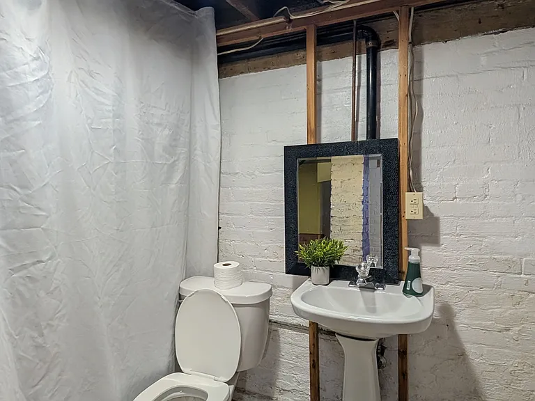 186 Roslin Ave #M4N-1Z6 — Photo 17