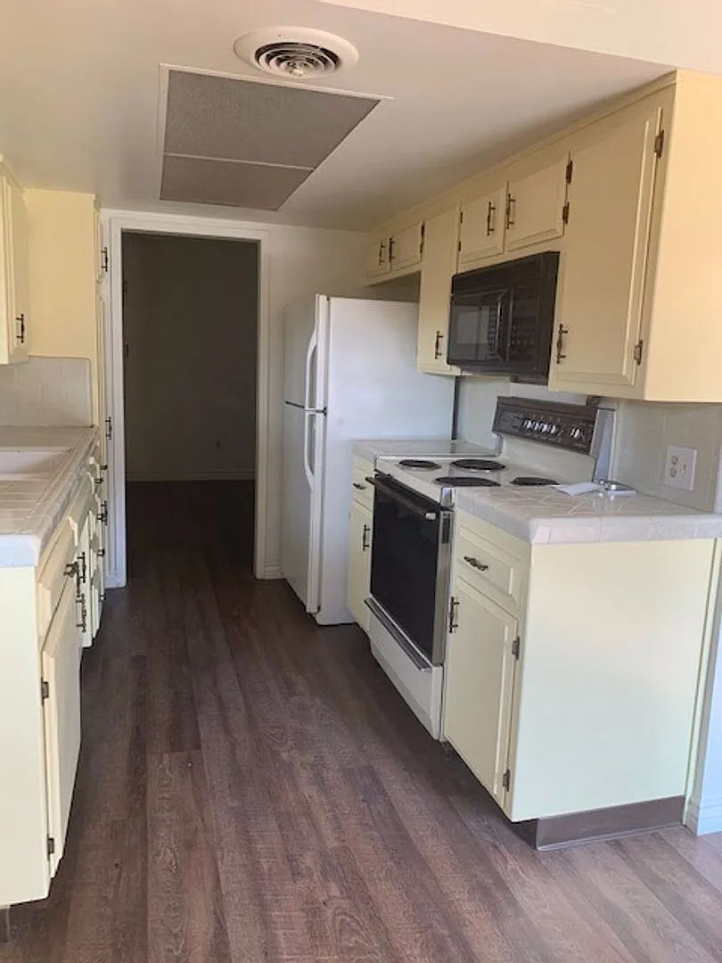 Lovely Condo Move In Special — Photo 2
