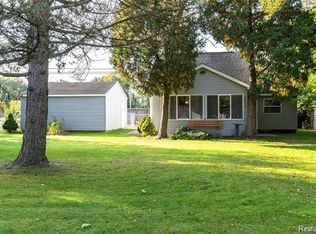 2665 Mott Ave, Waterford, MI 48328
