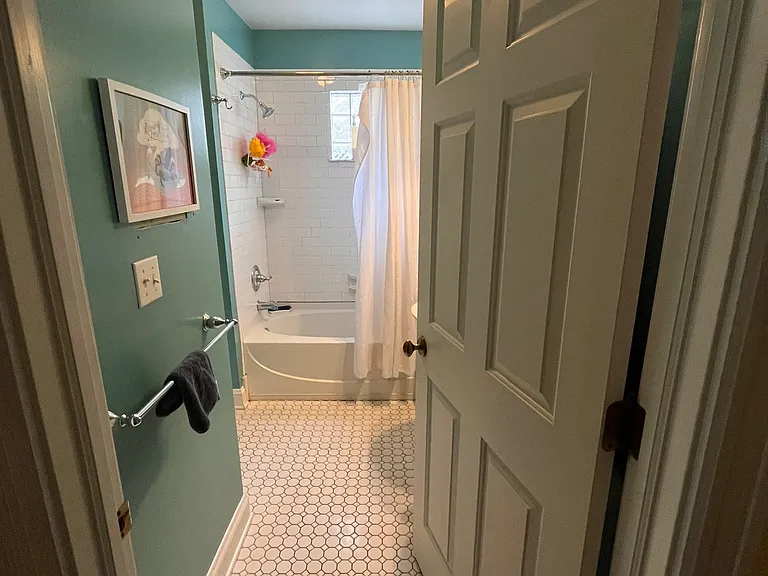 Shared Full Bathroom