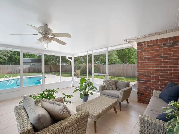 2618 Barefoot Creek Cir, Navarre, FL 32566