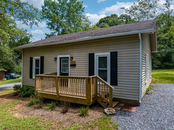 1586 3rd Street Dr NE, Hickory, NC 28601