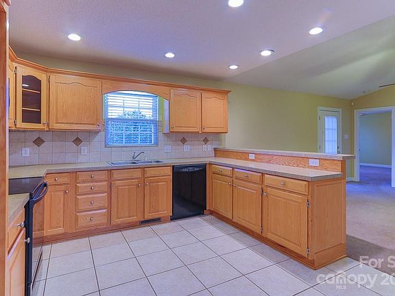 4th image of 107 W Edinburgh Ct