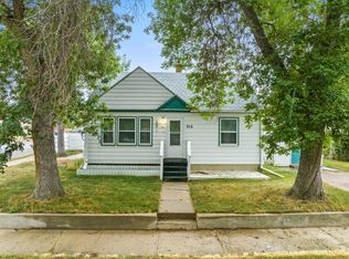 916 Park St, Minot, ND 58701