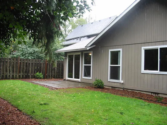 1616 SE Lambert St — Photo 2