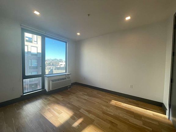 4th image of 421 Arlington Ave #32E