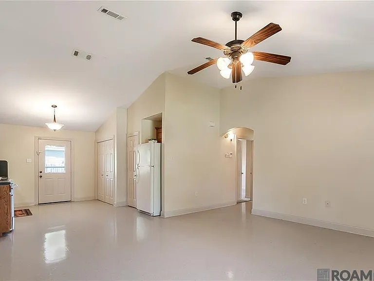 412 E Beech St — Photo 2