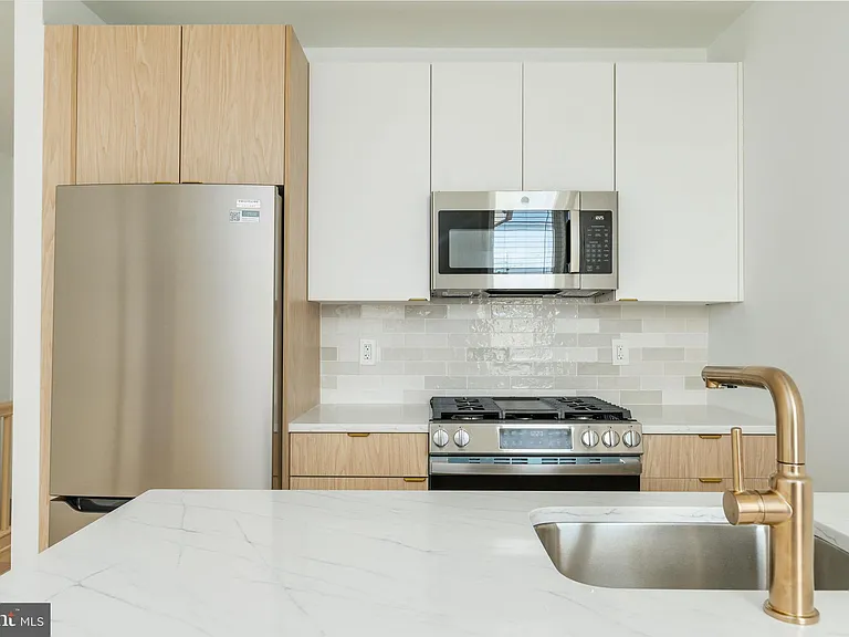 5461 W Berks St — Photo 5