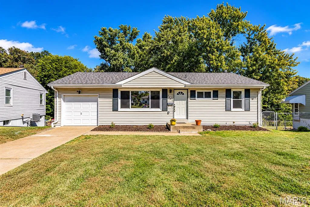 4 bed, 2.0 bath, 1637 sqft, $3,000 — Photo 2