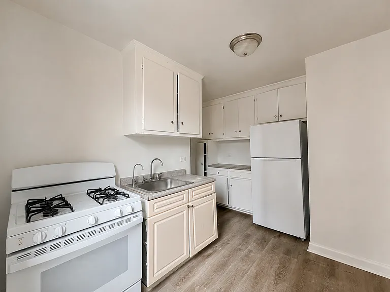 2409 E 3rd St #5F — Photo 7