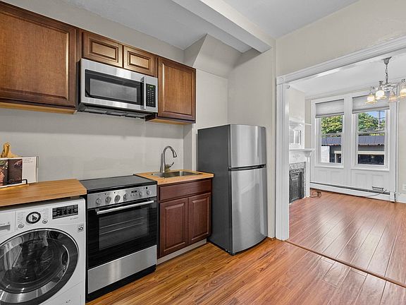3rd image of 895A Montgomery St #2