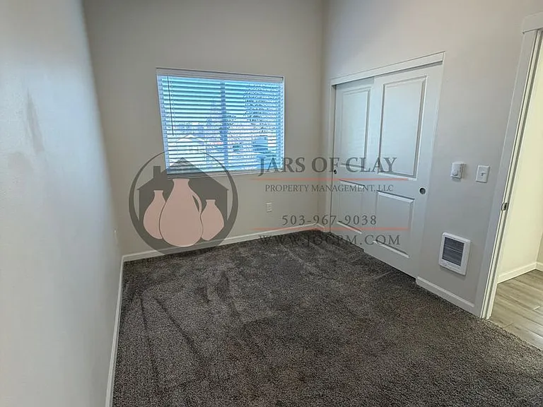 621-646 Plymouth Dr NE — Photo 4