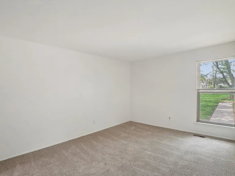 Taylor Gardens Apartments — Photo 10