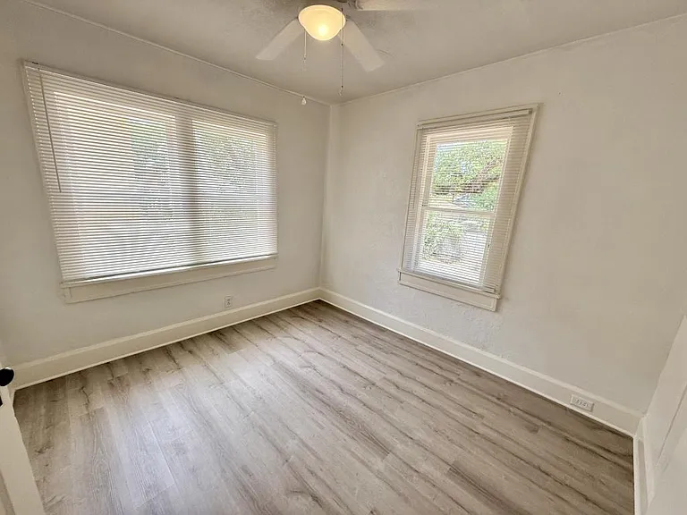 1135 Highland St N — Photo 11