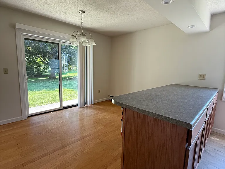 23 Twin Oaks Ter — Photo 3