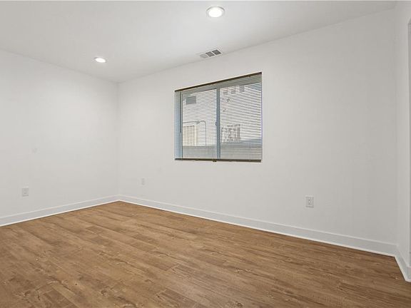 4th image of 5307 Oakland St
