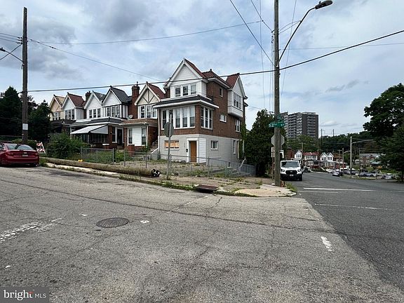 2nd image of 2001 N 52nd St