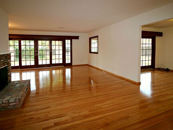 Alt view of living room