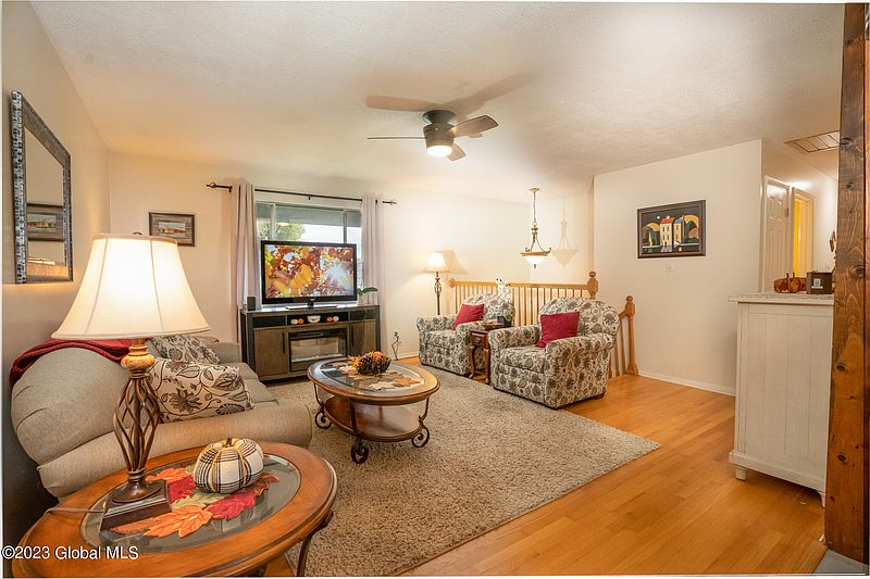 5th image of 35 Holly Boulevard