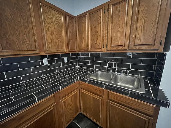 2nd image of 917 College St