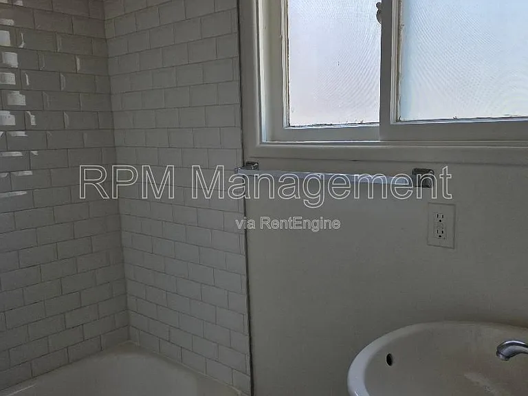 1909 N Beachwood Dr #12 — Photo 8