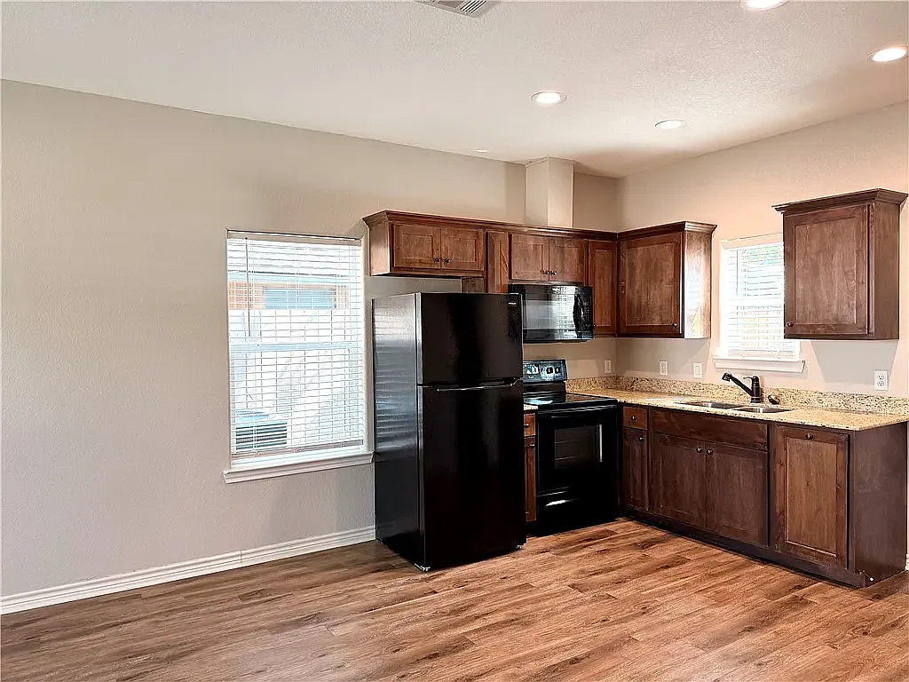 2 bed, 890 sqft, $1,300 — Photo 3