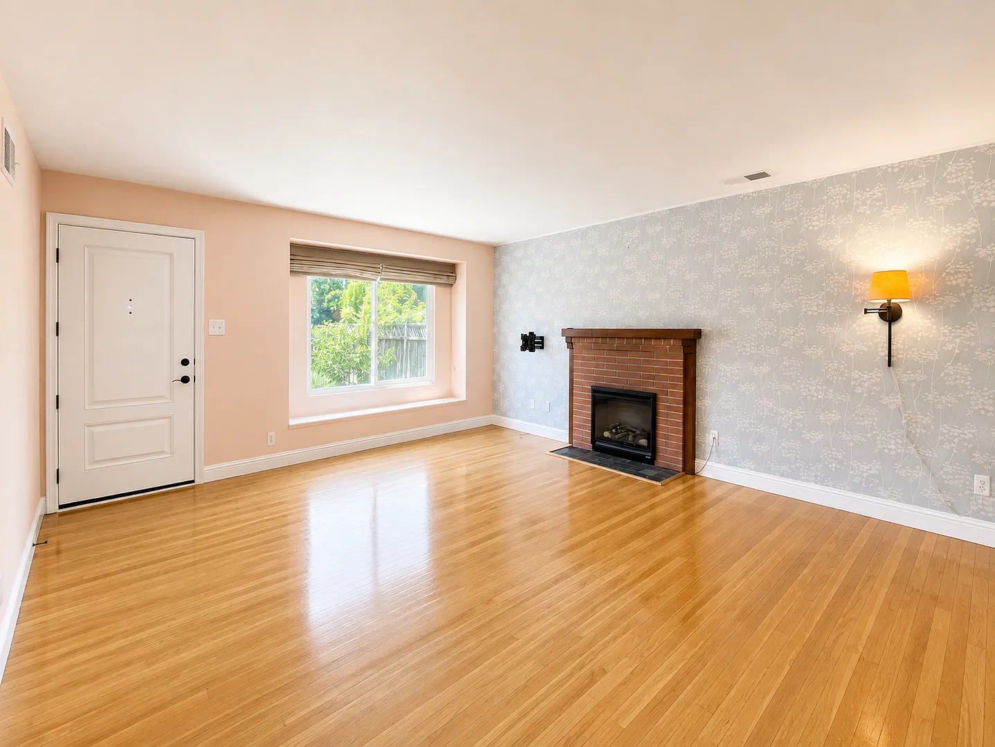 Gorgeous 3 Bedroom 2 Bath Home with Spectacular Curb Appeal! — Photo 3
