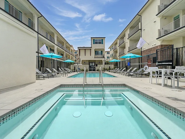 The Commodore Apartments — Photo 13