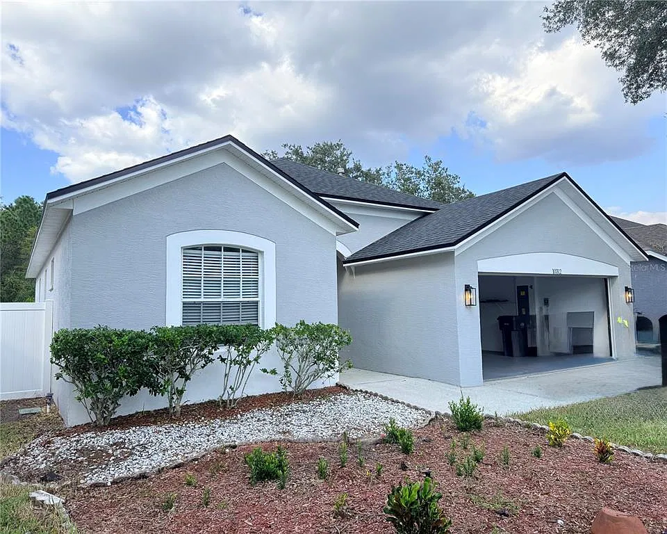 3 bed, 2.0 bath, 1309 sqft, $2,350 — Photo 2