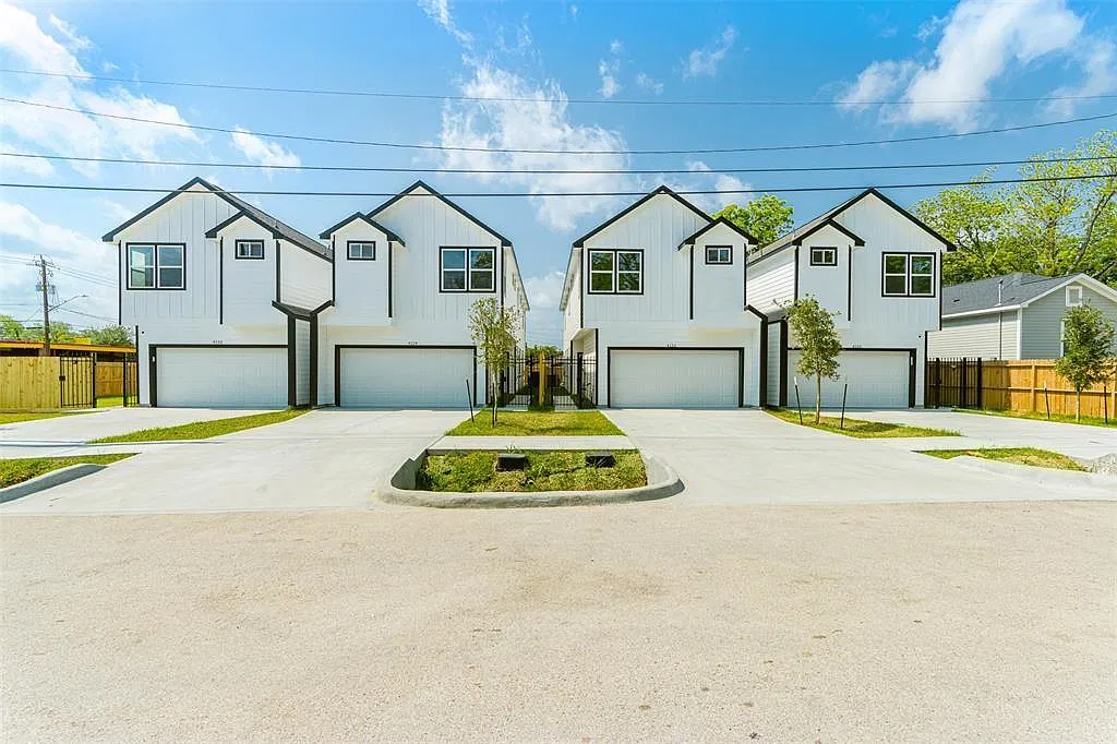 3 bed, 2.5 bath, 2022 sqft, $2,200 — Photo 1