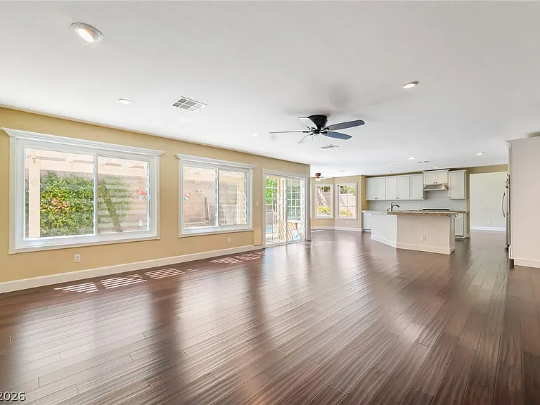 271 Pointe Ranier Ave — Photo 8