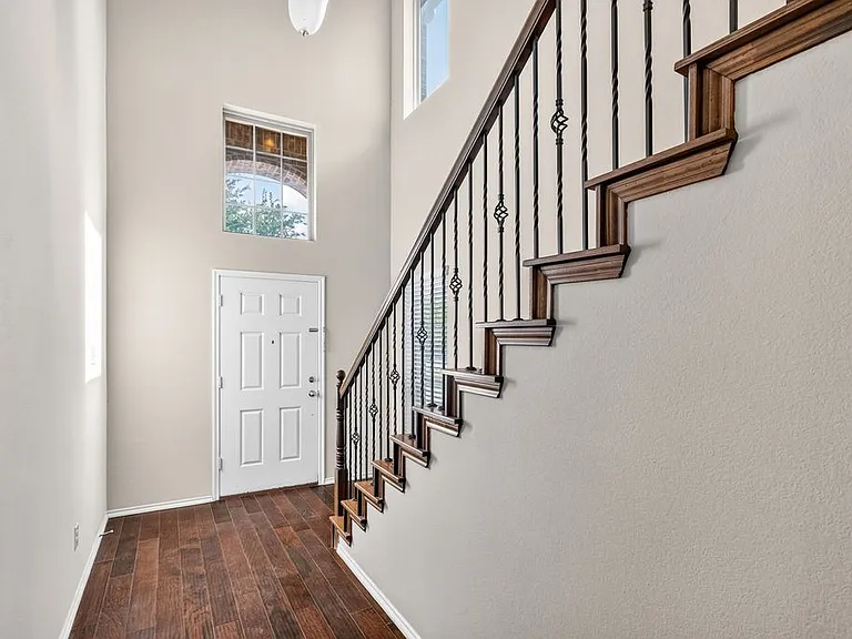 9813 Moccasin Creek Ln — Photo 3