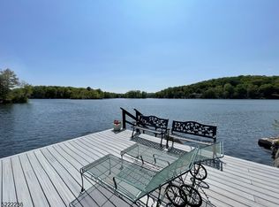 61 Leach Dr, Bloomingdale, NJ 07403