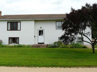 31 Hillcrest St, Miles, IA 52064