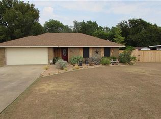 220 Mr Bob Dr, Midlothian, TX 76065