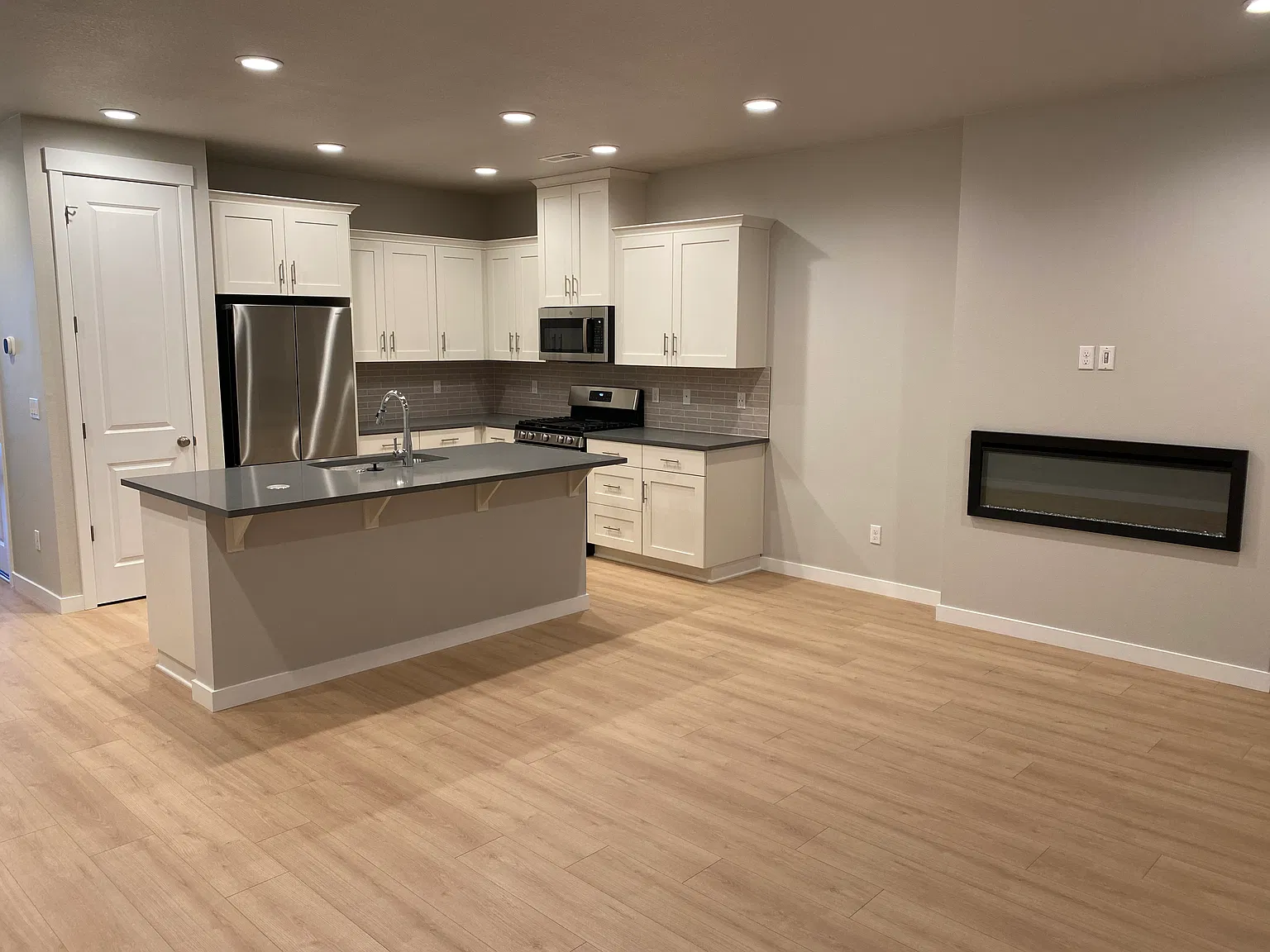 3 bed, 2.5 bath, 1520 sqft, $2,695 — Photo 2