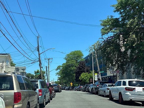 4th image of 18712 Ridgedale St
