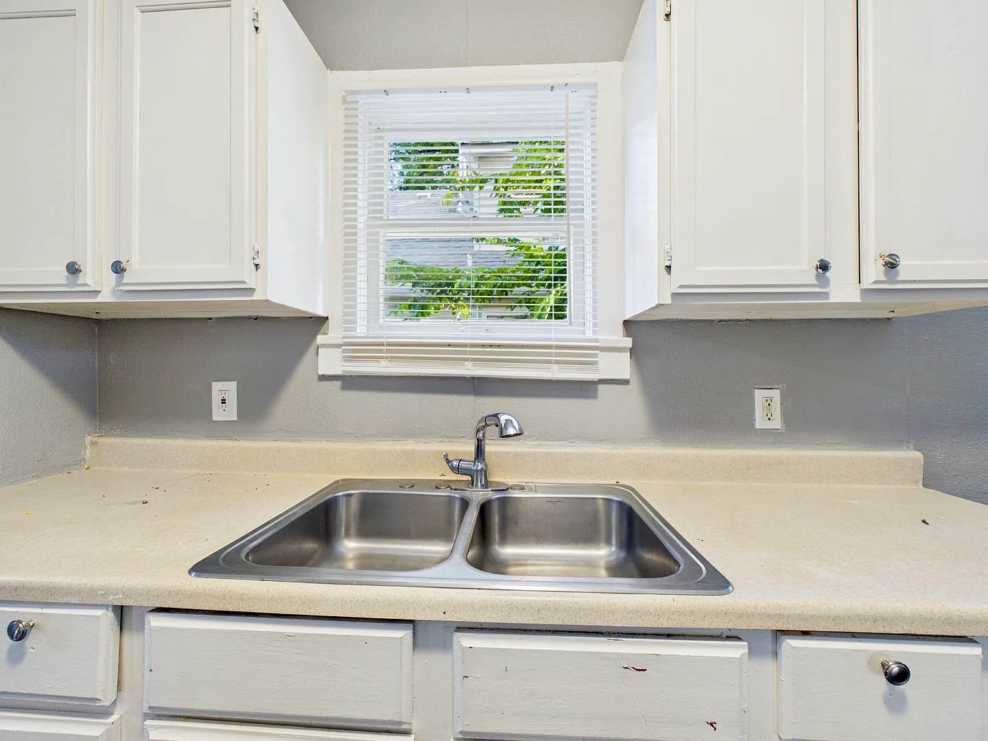 3 bed, 1062 sqft, $1,300 — Photo 2
