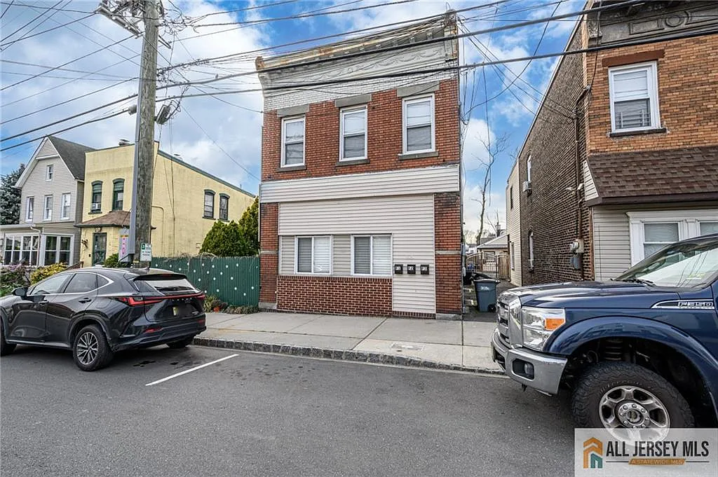 305 Pershing Ave photo 1