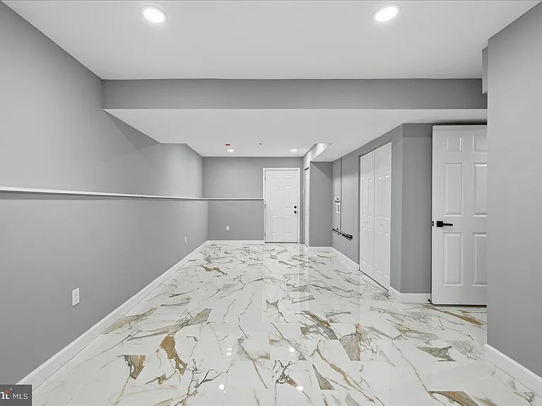 6915 Adel St — Photo 28