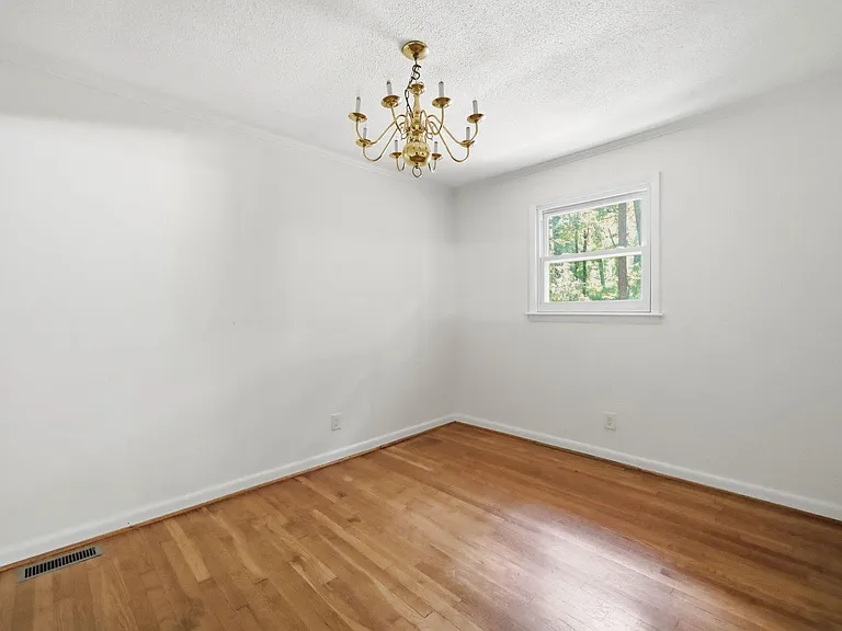 139 Windsor Cir — Photo 8