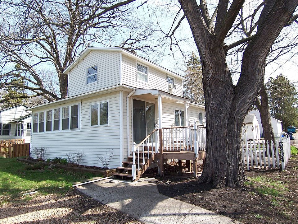 Small town feel only 1-1/2 blocks to the lake! Private access White Bear Beach